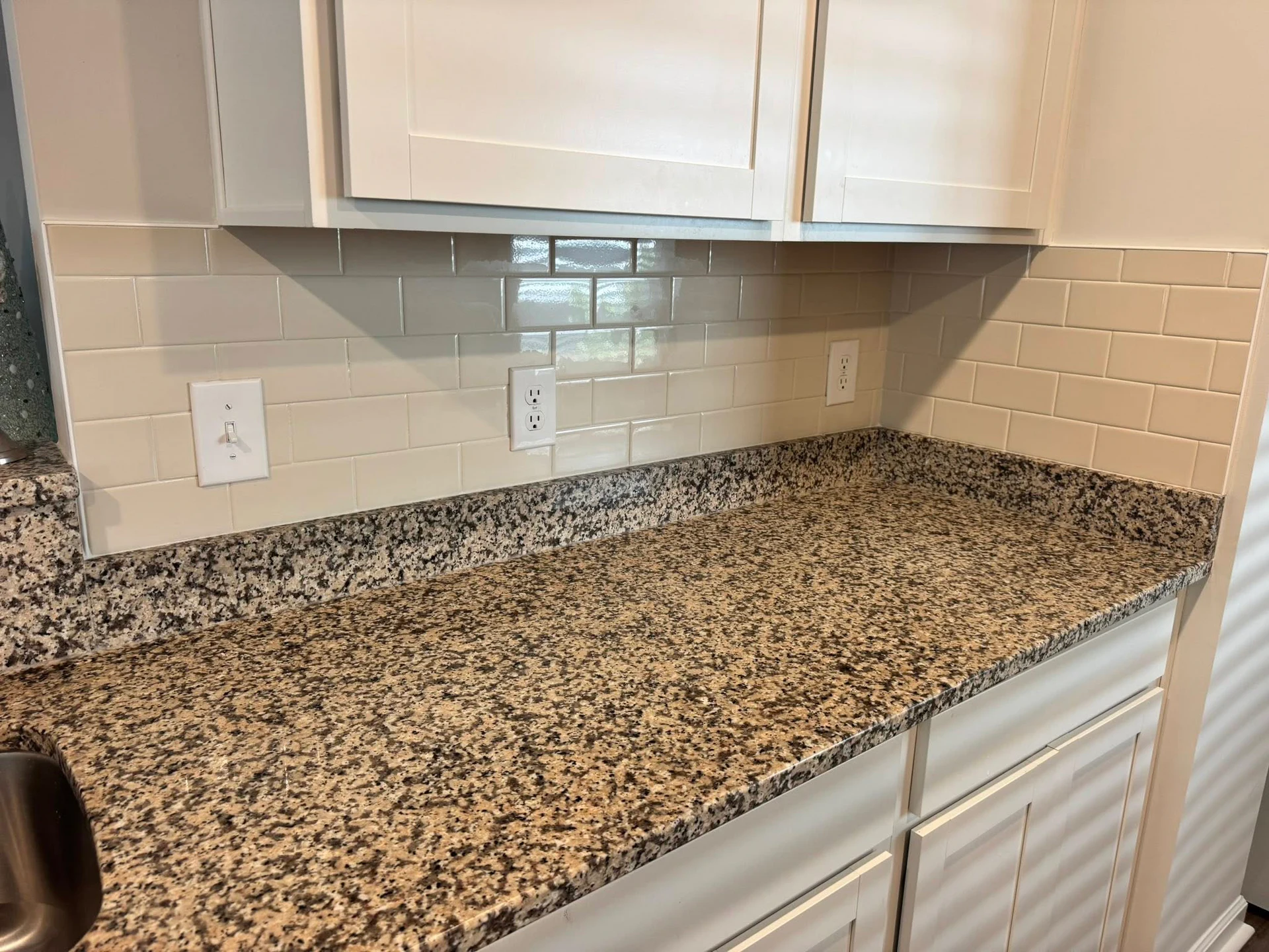 Classic subway tile kitchen backsplash in Bluffton, SC